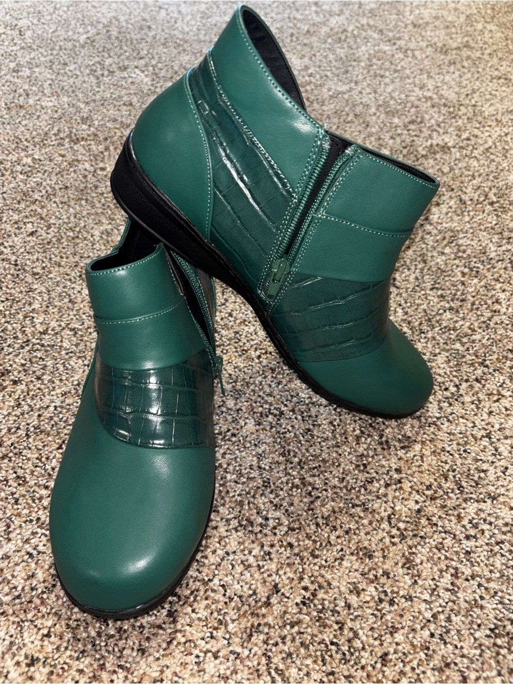 Comfortview Jolene Emerald Green Snake Embossed Zipper Ankle Bootie Size 9WW